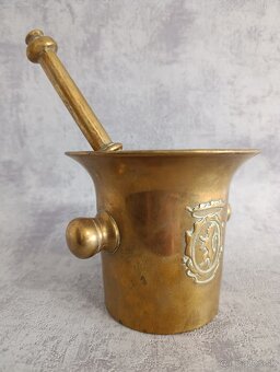 Starý mosazný mažiar s tloukem a erbem - 9