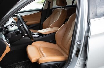 BMW 520d Touring z roku 2017 - 9