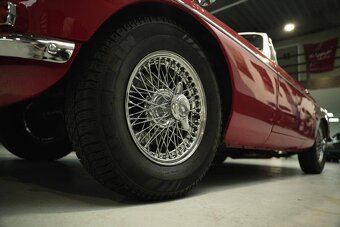 MG B 1.8 z roku 1964 v atraktivní barvě Flame Red - 9