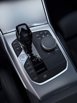 BMW Rad 3 320d x-Drive A/T M-Sport Edition SK ŠPZ - 9