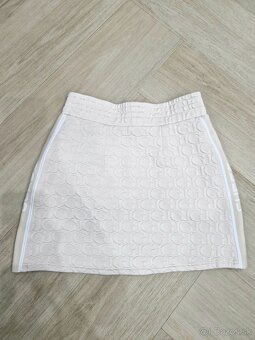 NOVE Guess logovany kremovy crop top, sukna, smotanova sukna - 9