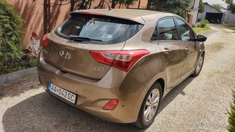 HYUNDAI i30 Len 99000 km 1,6GRDI - 9