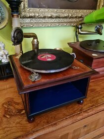 Historicky gramofon na kluku 1920 - 1930 - 9