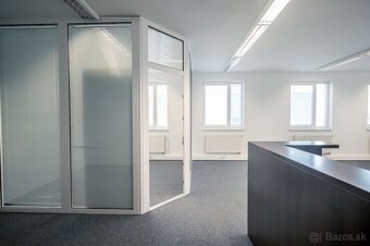 Reprezentatívna polyfunkčná budova so skladom a parkovaním v - 9