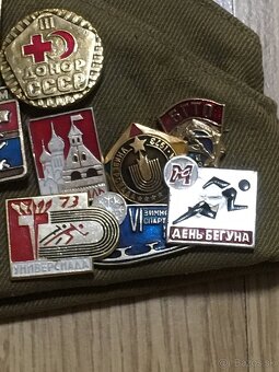 Sovietska lodička s vojenskými nášivkami a odznakmi - 9
