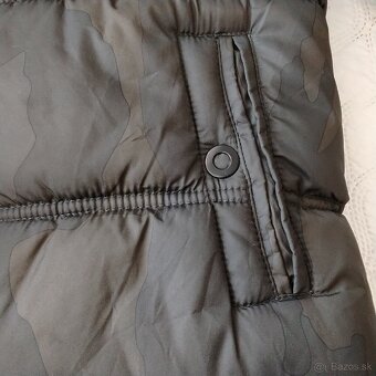 Teplá maskáčová hybridná army puffer bunda/vesta s kapucňou - 9