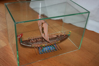Model vikingskej lode s ochranným sklom - 9