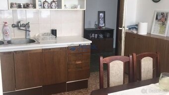 Starší zachovalý rodinný dom s garážou a terasou vo vyhľadáv - 9