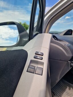 Toyota yaris 1.3 T 5D - 9