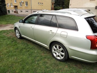 Toyota Avensis Combi - 9