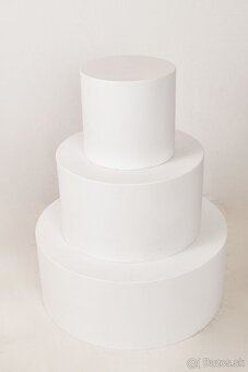 Drevené rekvizity, paravany a pódia.
 - 9