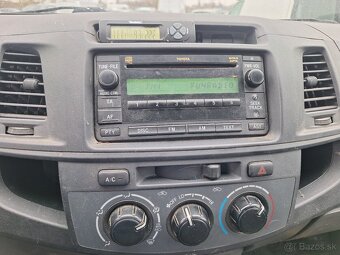 TOYOTA HILUX 2,5 DIESEL 4X4 UZÁVIERKU MA - 9