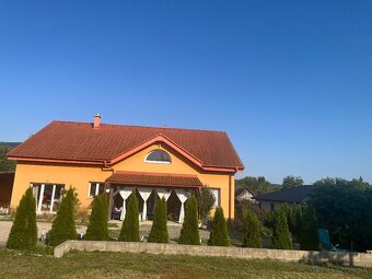 Predáme veľký dvojpodlažný dom s veľkým pozemkom - 9