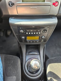 Citroën C4 1.4i, 65 kW – hatchback s klímou a tempomatom - 9