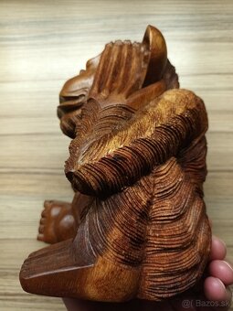 Drevená,ručne vyrezávaná soška OPICE z exotického dreva Suar - 9