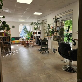 ODSTÚPIM zabehnutý kadernícky salón s novým HEAD SPA
- 9