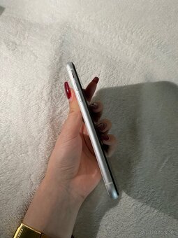 Apple iPhone XR 64GB - 9