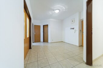 VEĽKÝ 3-IZB. BYT 101M2, DVA BALKÓNY, TICHÉ PROSTR, STUPAVA - 9