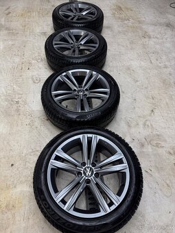 245/45 R18 DOT03/24 Pirreli + Original Disky VW Sebring - 9