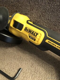 Nová AKU úhlová bruska DeWALT DCG409(bez bat. a nab.) - 9
