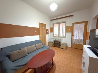 Príjemný rodinný dom v dobrej lokalite s veľkým dvorom - 9