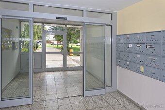 VEĽKÁ REKONŠTRUOVANÁ GARSÓNKA, SUPER DOSTUPNOSŤ DO CENTRA BA - 9