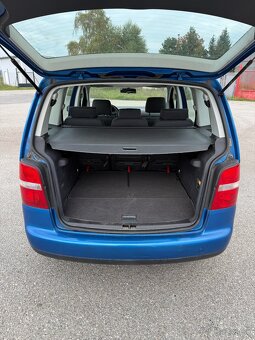 Volkswagen Touran 1.6 FSI STK DO NOVEMBRA 2027 - 9