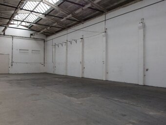 Skladové priestory v oplotenom areáli s vrátnikom - 9