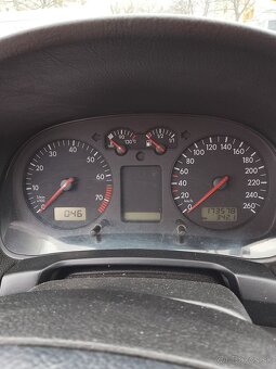 Predám Volkswagen golf 4 1.6 benzin - 9