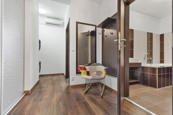KOMPLETNE ZARIADENÝ 2-IZB. BYT, PARK.MIESTO, ROVINKA - KVETN - 9