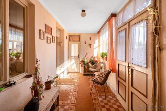 Na predaj 6-izbový rodinný dom s veľkým pozemkom v Komjatici - 9