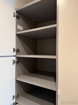 Skriňa, sivá/biela, 122x59x216 cm VISTHUS - 9