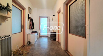 Dvojgeneračná stavba v malebnej obci Trstín - 9