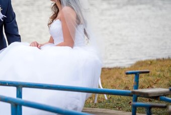 Princeznovské svadobné šaty so závojom a korunkou - 9