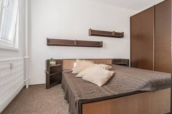 Ponúkame na predaj priestranný 4-izbový byt v pokojnej a zel - 9