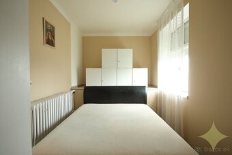 Harmonický rodinný dom s vkusne upraveným pozemkom, jazierko - 9
