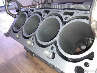 Unikátny stolík z bloku V8 - 9