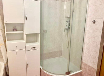 Zariadený a KLIMATIZOVANÝ 2 izbový byt s dvomi balkónmi - 9