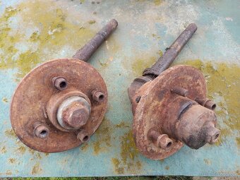 Predám kabínu na Zetor 25. Mam aj iné náhradné diely prevodo - 9