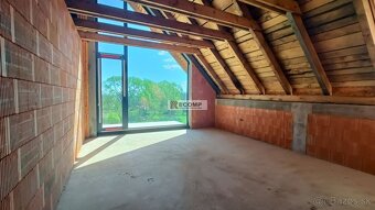 Rozostavaný rodinný dom 293 m2 s veľkým pozemkom a výhľadom - 9