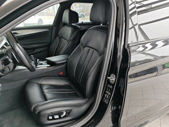 BMW Rad 5 Touring 530i xDrive A/T // AJ NA SPLÁTKY - 9
