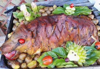Pečiem prasiatka,kolená,bôčik,plnené morky,kur kač stehná - 9