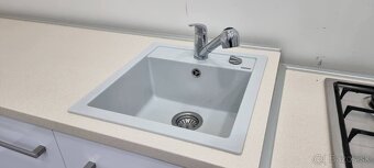 Kuchyňa zo spotrebičmi a ostrovom - 9