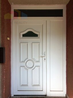 Na predaj podpivničený 2-podlažný tehlový rodinný dom o r - 9