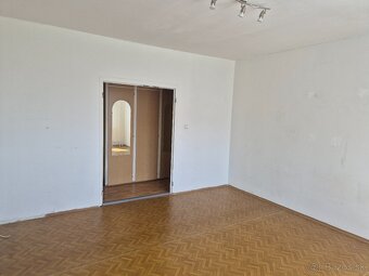 1-IZBOVÝ BYT S BALKÓNOM V KN. - 9