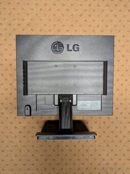 VGA kancelársky monitor 19" - 9