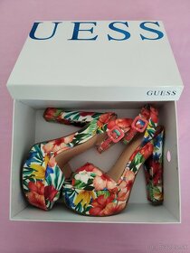 kvetinové sandálky značky Guess Garza - 9