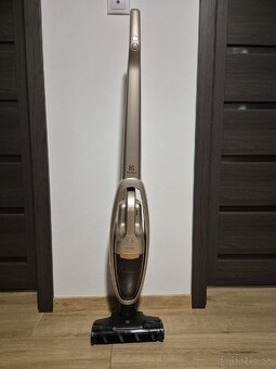 Tyčový vysávač Electrolux WELL Q7-P - 9