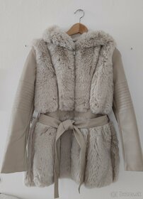 Dámsky béžový koženkový kabát s kožušinou XS - 9