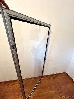 🪟 Kvalitné sklá v hliníkovom ráme–pevné, čisté, TOP stav 💪 - 9